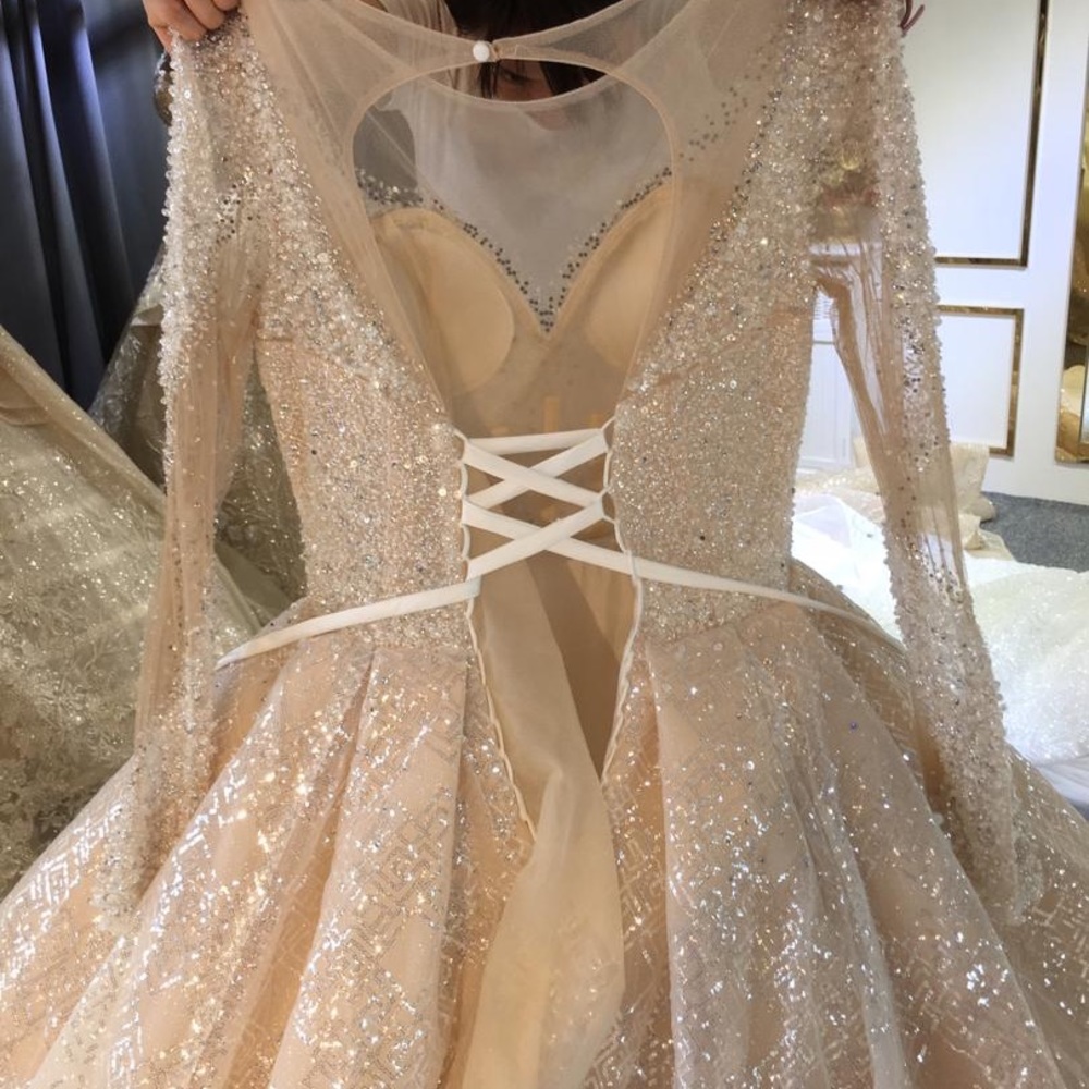 Wedding dress - Picture 4 of 10